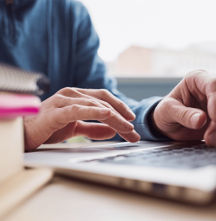 Goutte d'eau avec des tasses à l'intérieur sur un fond rouge